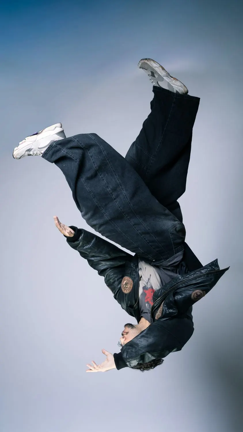 Matheus Mazur de ponta-cabeça, em salto